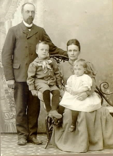 Byggmästare Emil Gustafsson med familj.