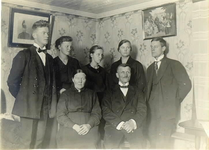 J.F. Harald med fru Thali och barnen. Från vänster: Artur, Ester, Ebba, Sigrid och David.