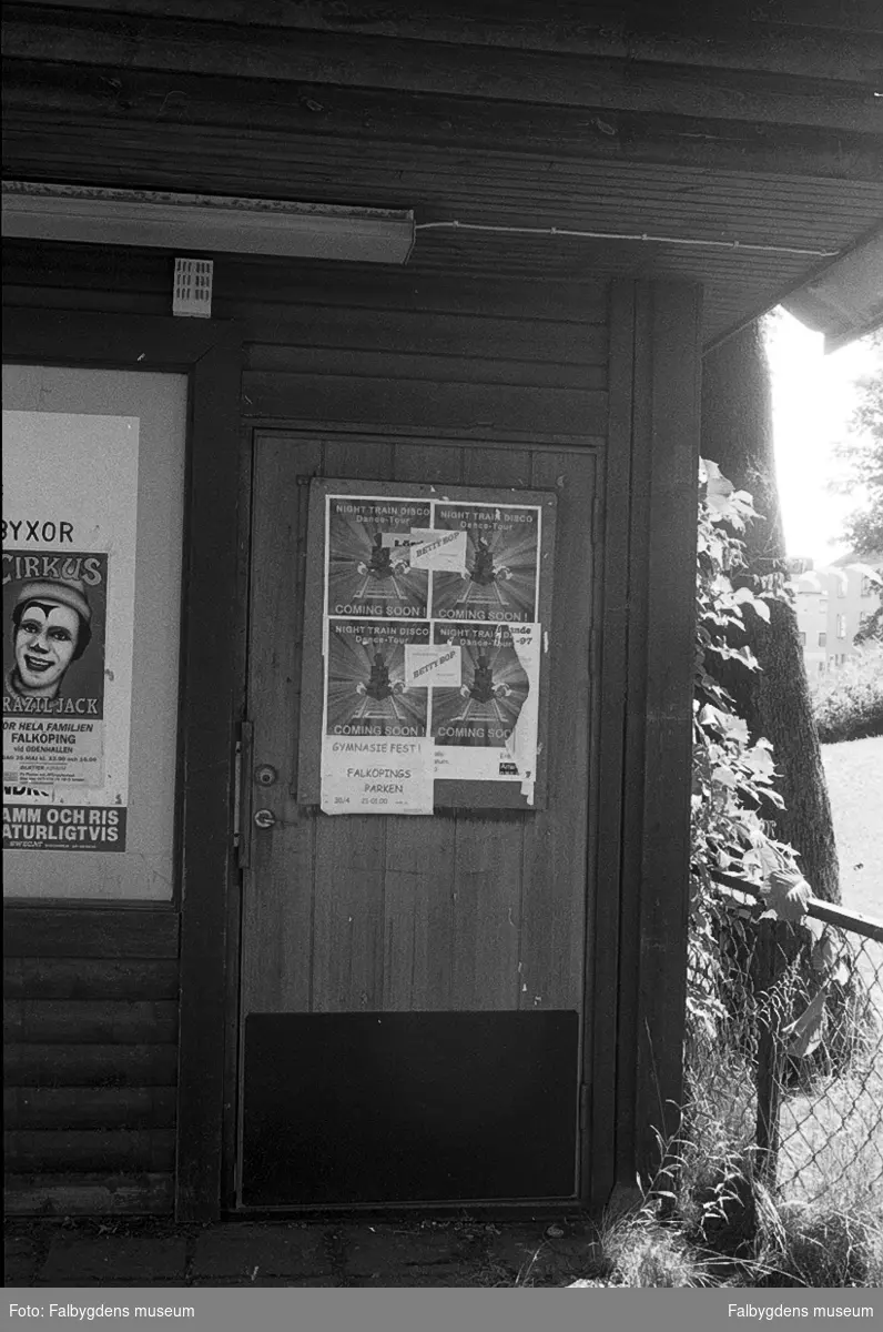 EMO-kiosken vid gamla apoteket Svalan och Rantens småskola. Kiosken låg på arrenderad mark. Foto vid rivningen.
