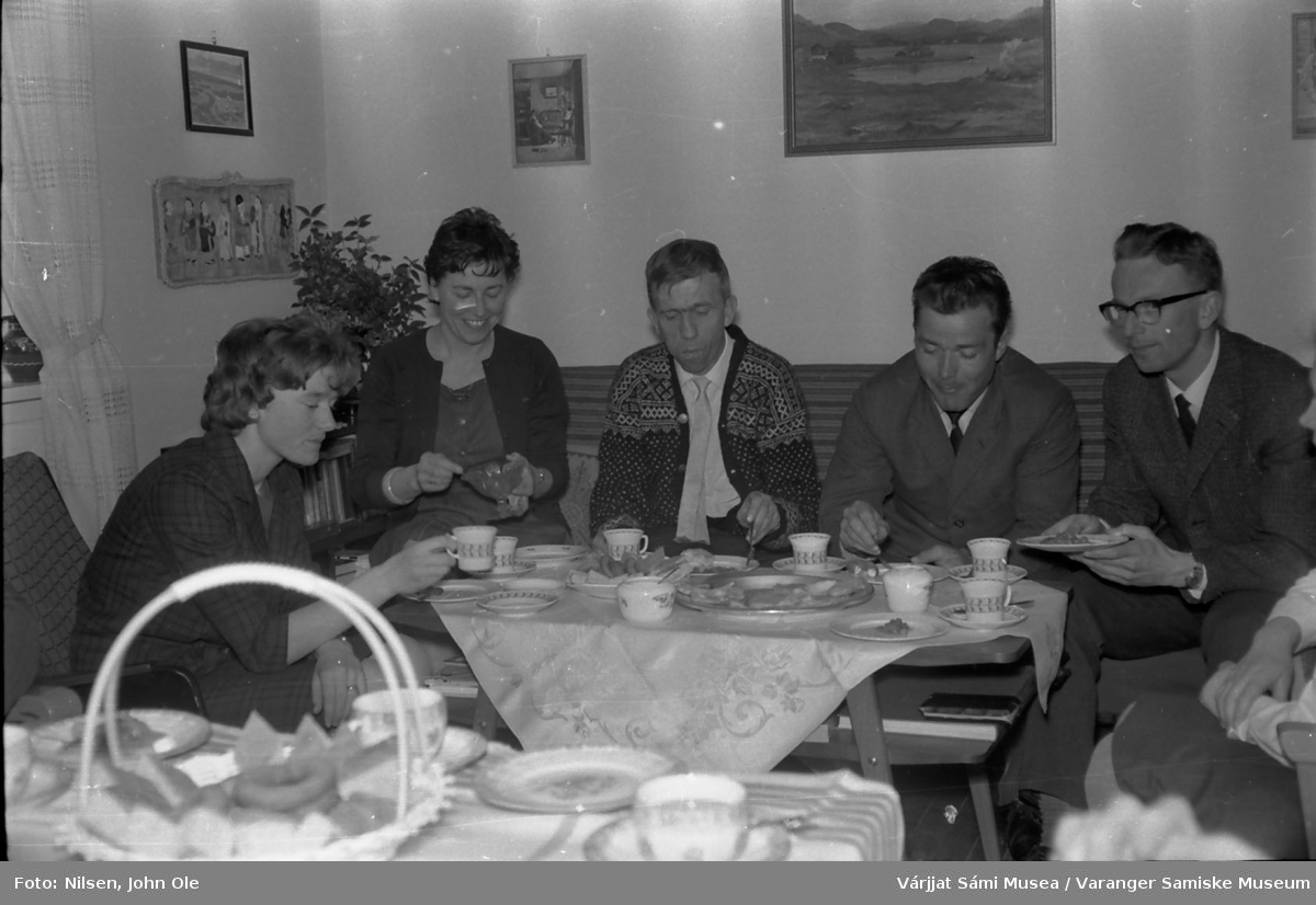 Seks personer samlet hjemme hos Signe og John Ole Nilsen i Bunes. De to kvinnene til venstre er ukjent, lærer Leif Sæbø, ukjent og lærer Harald Krag Rønne. 8. juni 1966.