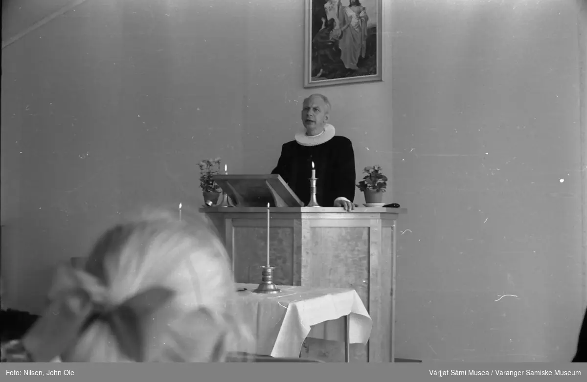 Innvielse av ungdomssenteret i Vestre Jakobselv. Prest Andersen fra Vadsø  på tale/prekestolen. 19. juni 1966.