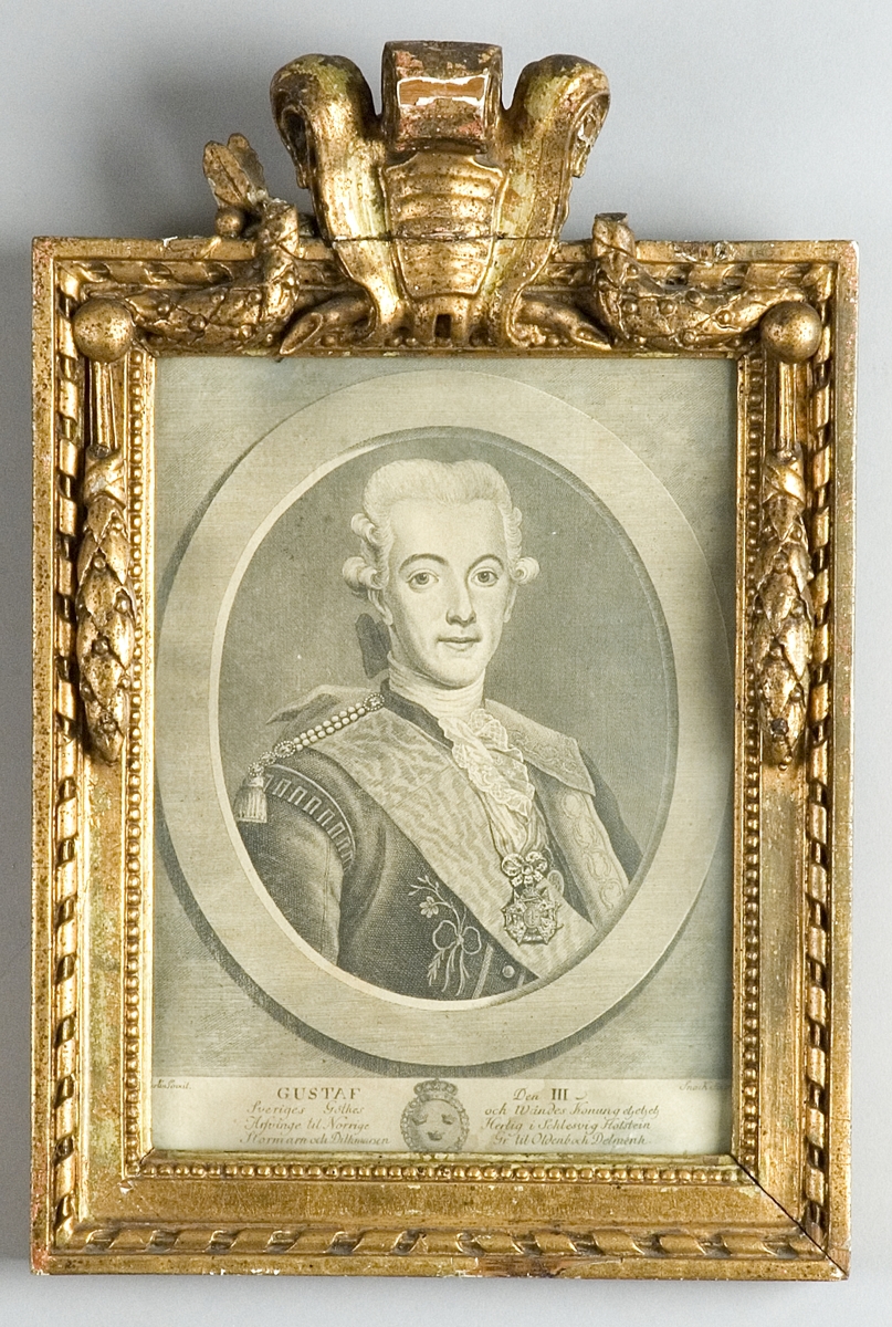 Gustav III , bröstbild, avbildad med svärdsorden, i oval inramning. Nedtill svenska riksvapnet omgivet av text.