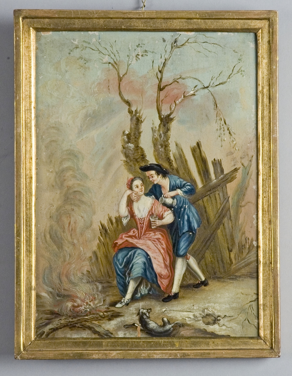Ett ung kurtiserande par i rokokodräkter framför ett avlövat träd och en brinnande eld. Han håller om hennes hals och häller upp ett glas vatten ur en kanna. På marken ligger en hund och en kritpipa.