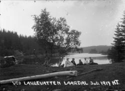 Fotosamling etter Hans Tveito. "Ved Laugevatten, Lårdal, jul
