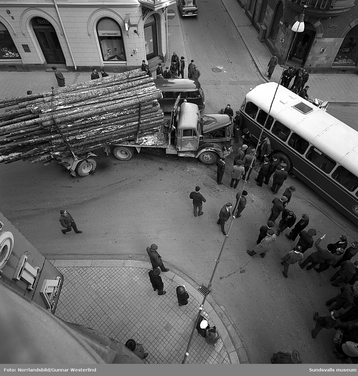 En buss och en timmerlastbil har krockat på Storgatan i korsningen med Tullgatan. Heselius, Hattmagasinet, Lalanders.