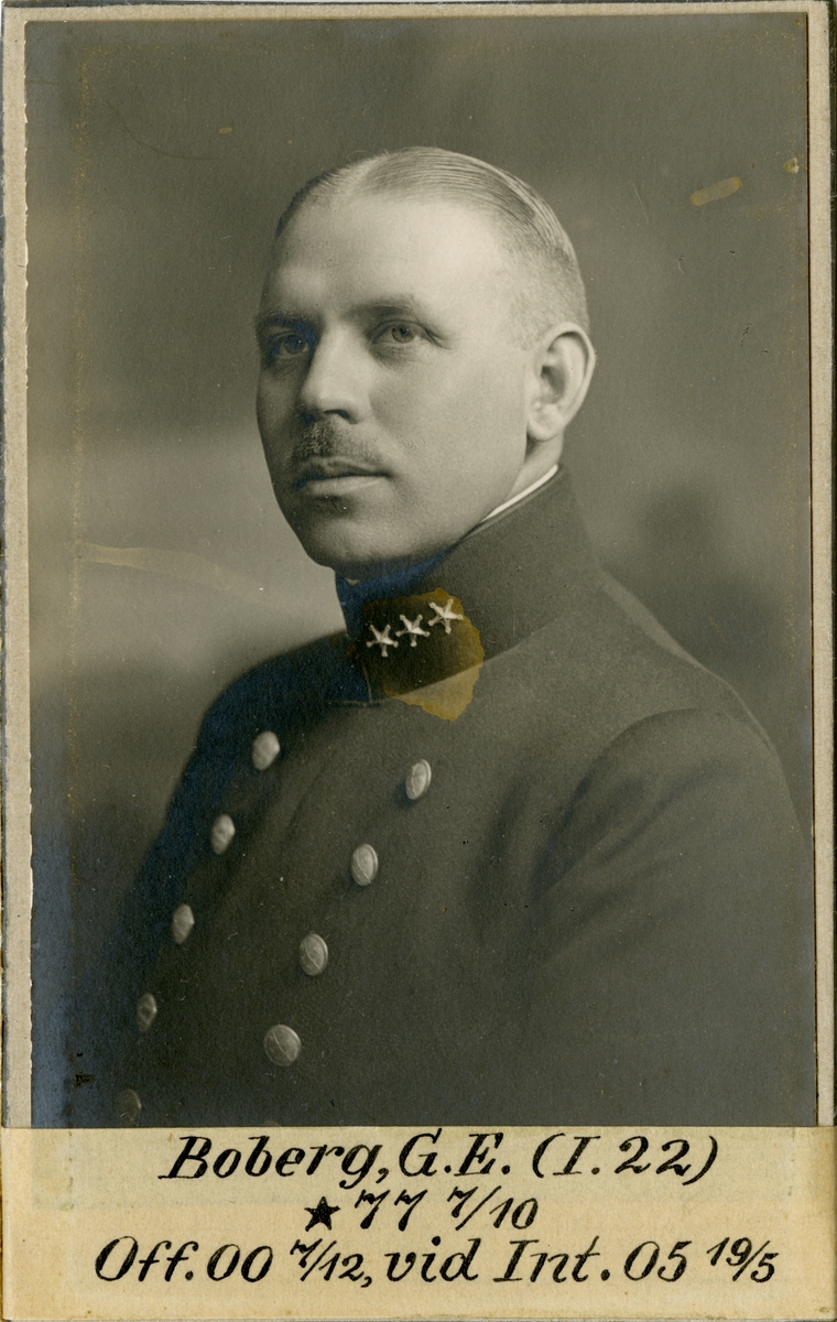 Porträtt av Gustaf Erland Boberg, officer vid Värmlands regemente I 22, Norrlands trängkår T 3 och Intendenturkåren.

Se även bild AMA.0001784.