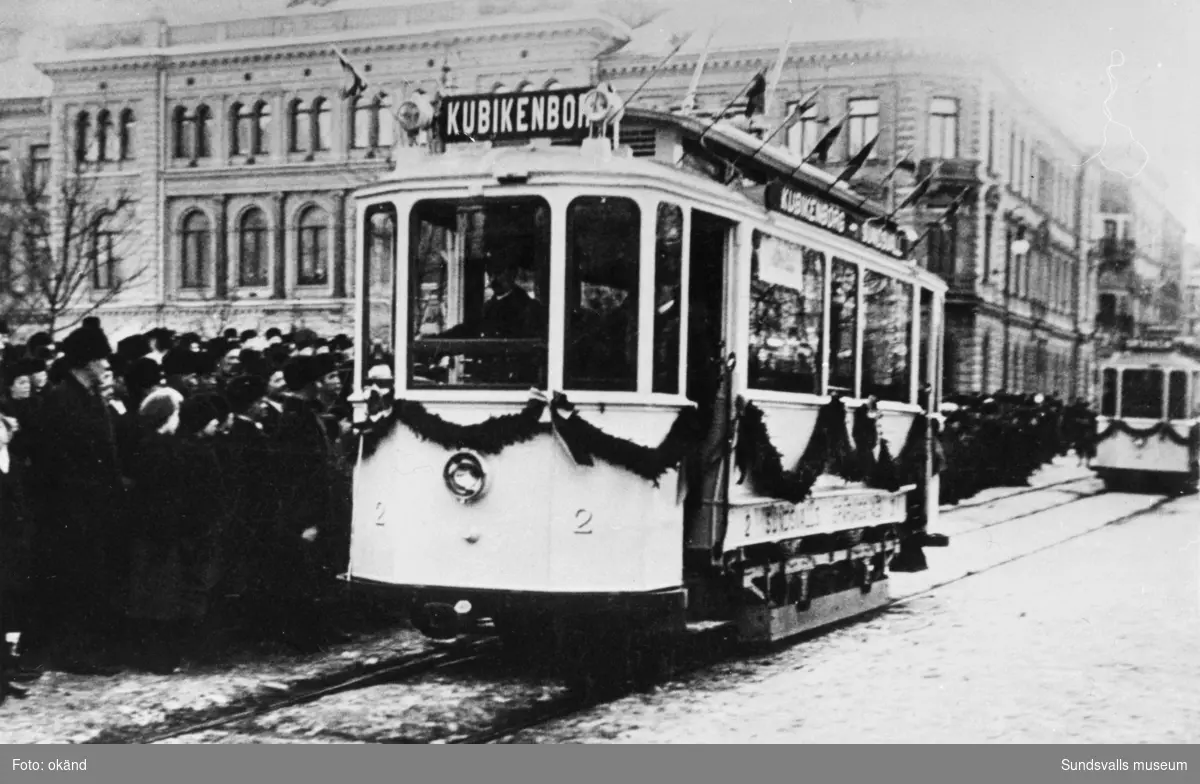 Invigning av spårvägen den 18 januari 1911. Spårvagnarna 1 till 5 står uppställda efter Esplanaden med stor publiktillströmning.