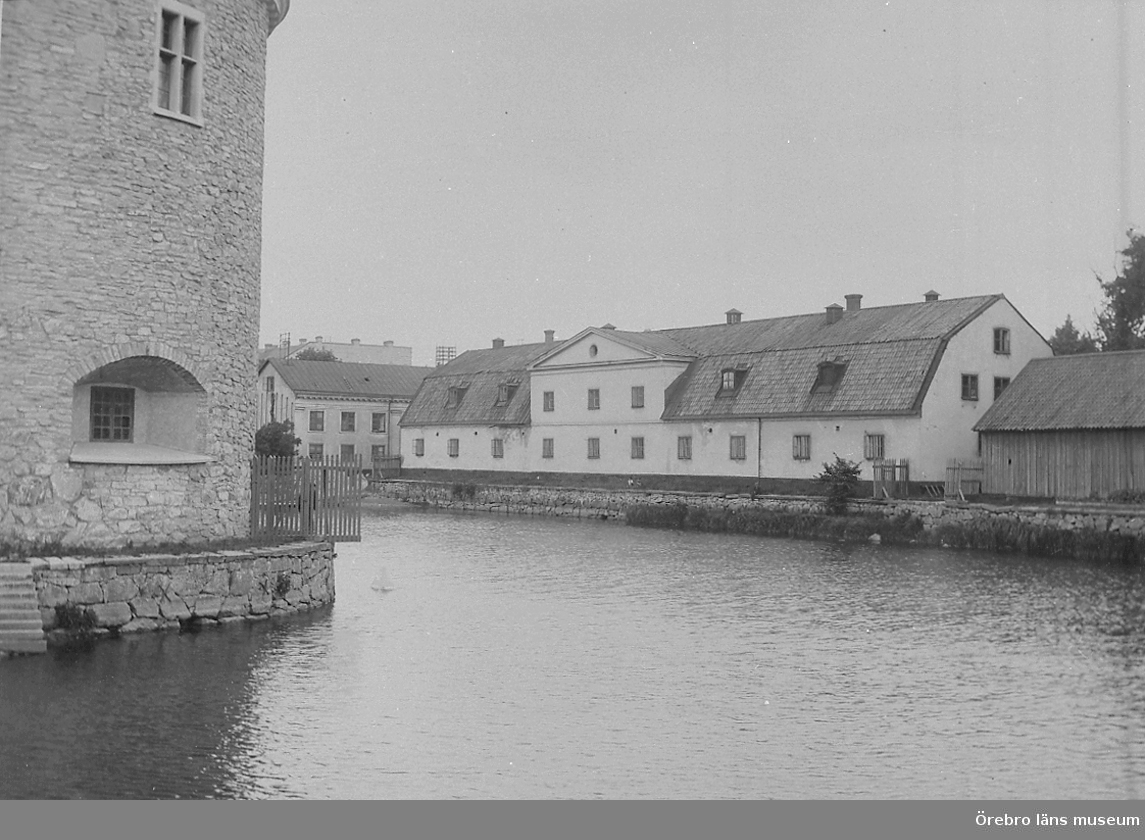 Gamla Örebrobilder, Husarstallet och Örebro slott.
(Reproduktion den 4 november 1944 efter äldre bild)