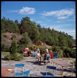 Hydrostranda. Ferierende på terrasse ved kantinen.
