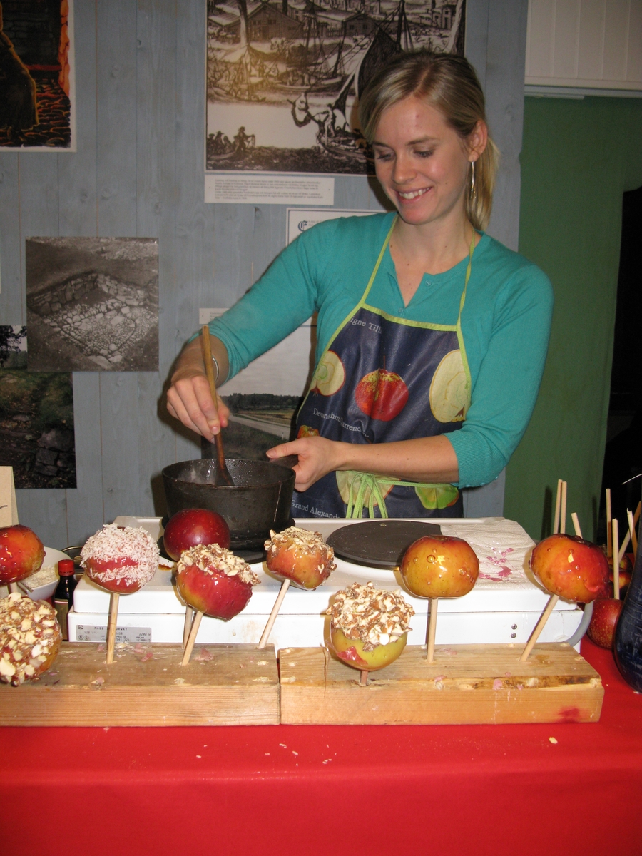 Julmarknad på Vänersborgs museum. Glaserade äpplen.