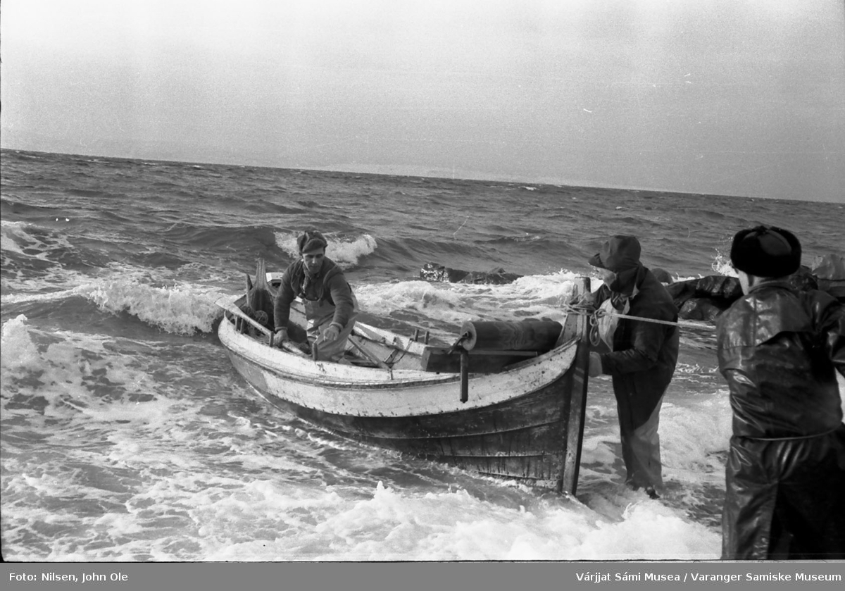 Brødrene Andersen fra Gurluovttgohppi / Godluktbukt har kommet trygt på land etter fisketuren. En tredjemann står og hjelper til. 28. februar 1967.