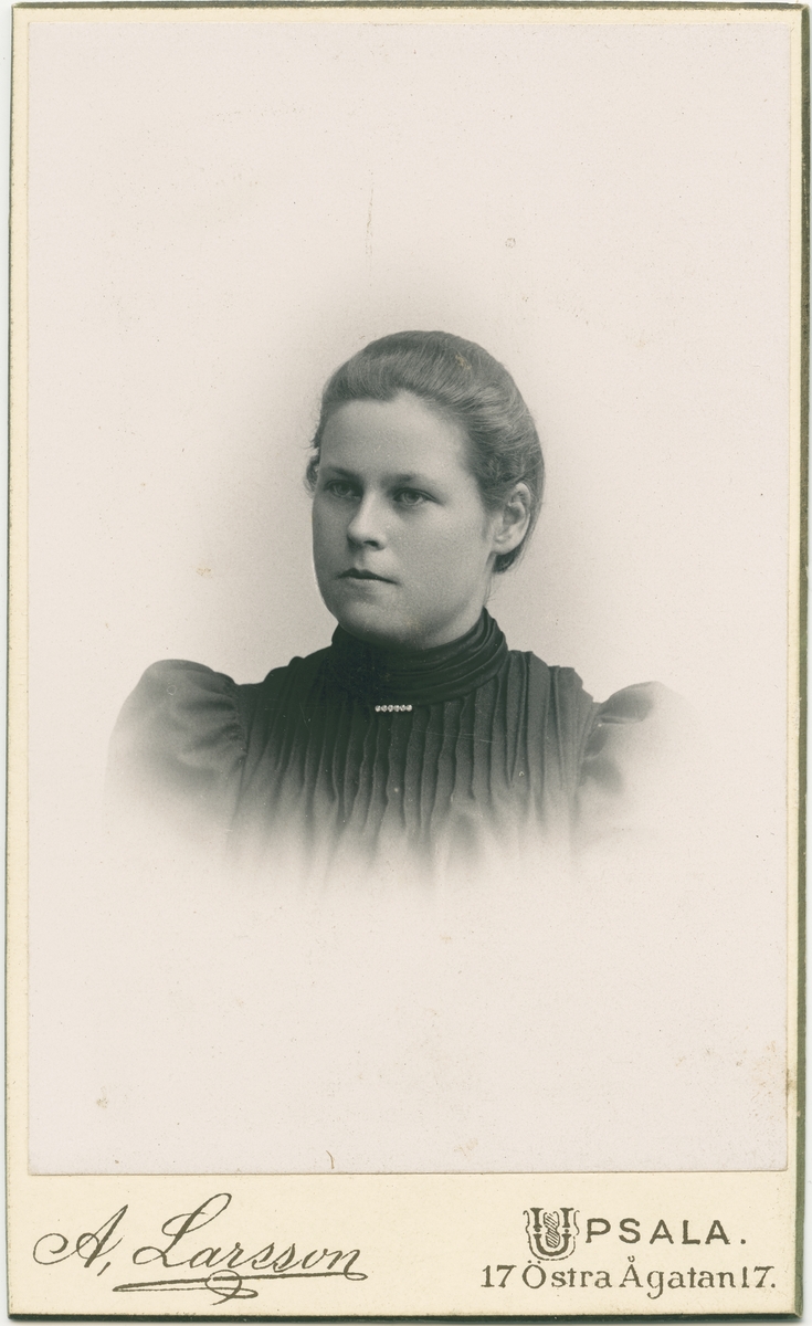 Kabinettsfotografi - kvinna, Uppsala omkring år 1900