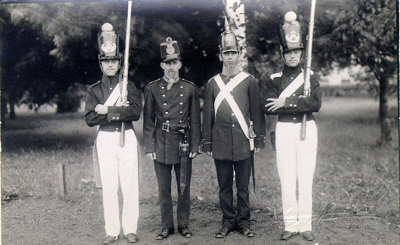 Kulturhistoriska festtåget och Festspelet i Falköping den 5 augusti 1934. Äldre militärer i tidstrogna uniformer. Tvenne infanterister i 1828 års uniform samt en i 1845 och en i 1872 års modeller.