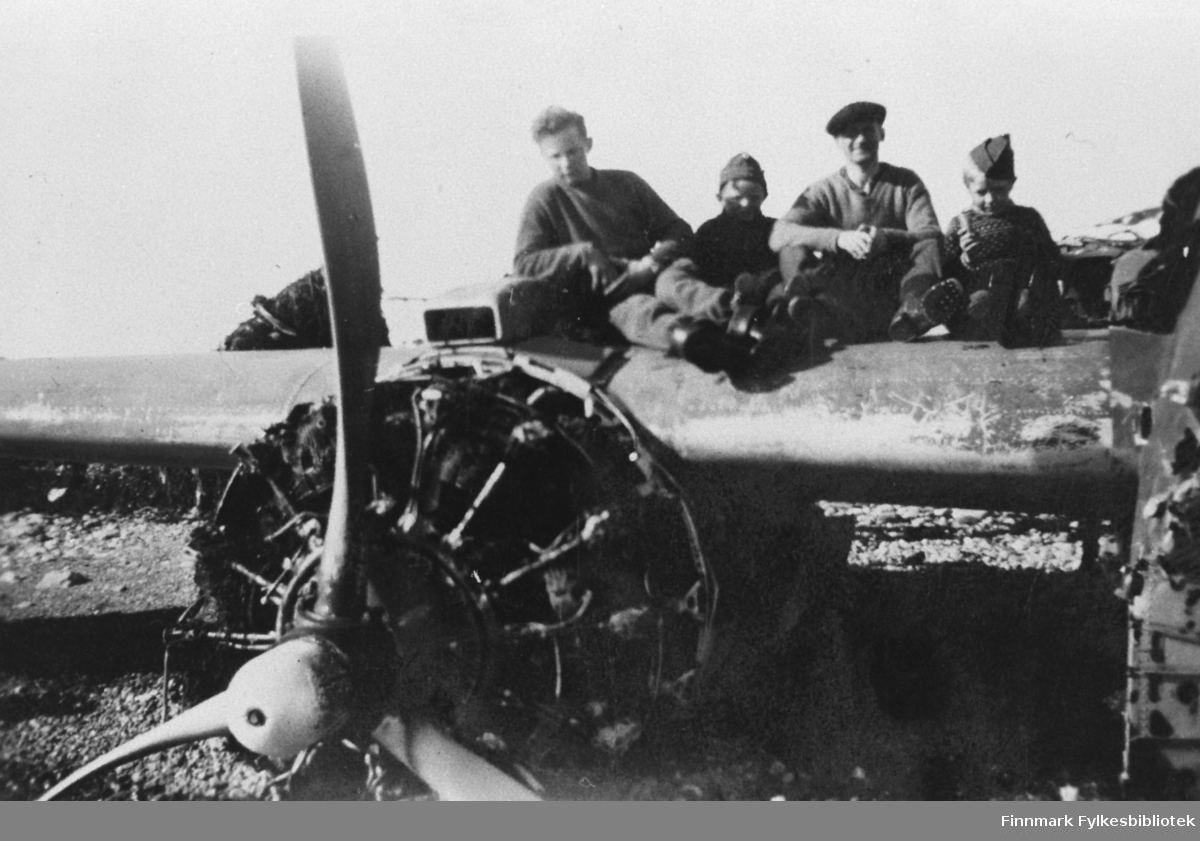 Flyvrak overfor Kibergstraktene, bildet er tatt i 1946.