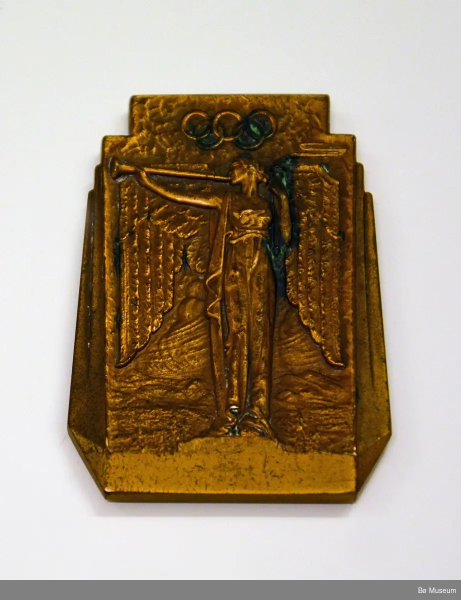 Deltakermedalje/minneplate fra de 3. Olympiske Vinterleker - arrangert i Lake Placid, New York, USA i 1932.
Påskrift:
"III OLYMPIC WINTER GAMES LAKE PLACID 1932"
