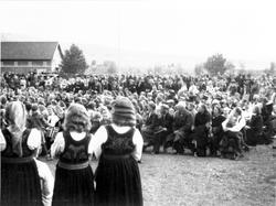 Folkemengde samla utandørs 17. mai 1945 ved Sandvin.