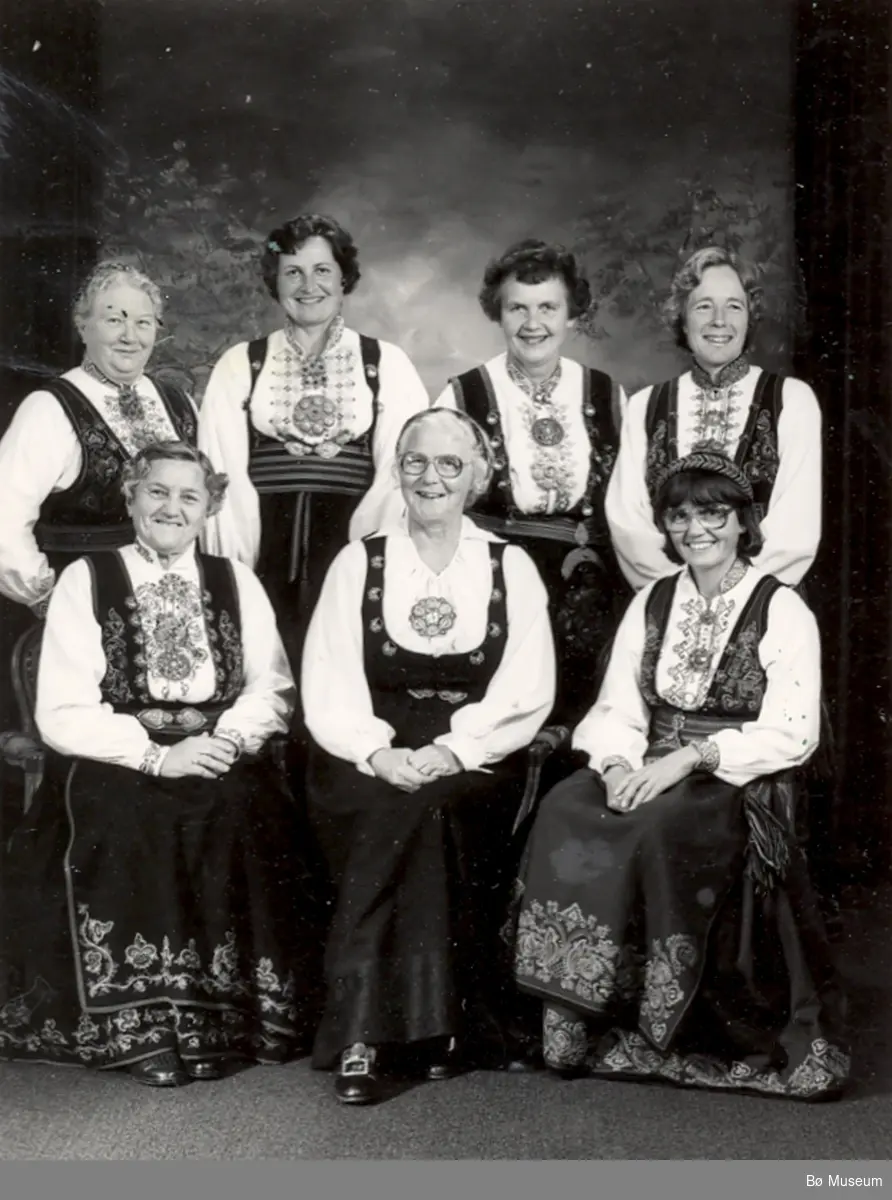 Sju ulike leiarar i Bø Bondekvinnelag (nå Bø Bygdekvinnelag) fotografert ved 50-årsjubileet i 1981