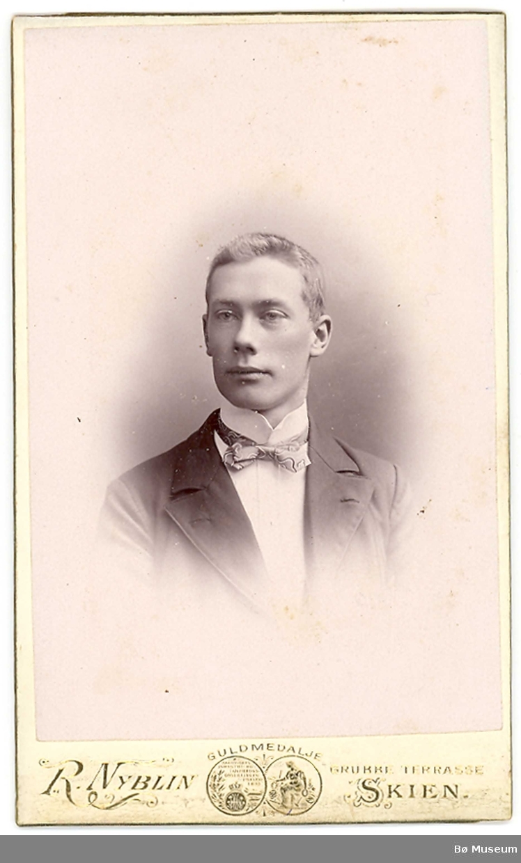 Brystbilde av yngre mann; Halvor H. Hegna