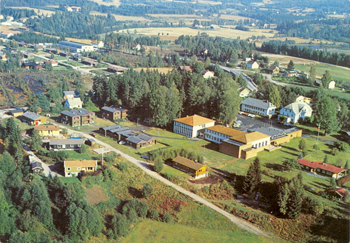Flyfoto av Sagavoll folkehøgskole
3810 Gvarv