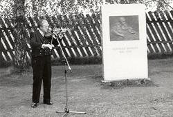 Avduking av minnesteinen for Gunnulv Borgen på Sandvin 1984