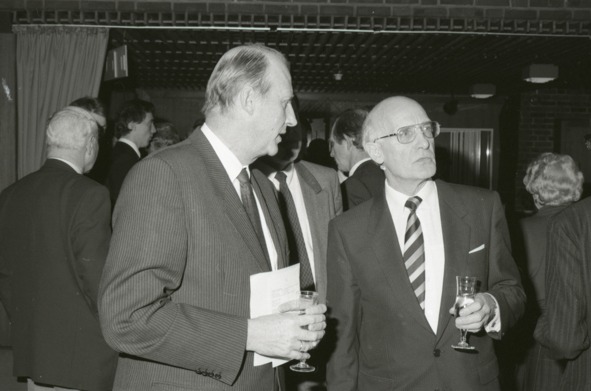 Kronprins Harald i samtale med direktør Pettersen i forbindelse med åpning av utstillingen - Handelsflåten i krig 1939-1945.