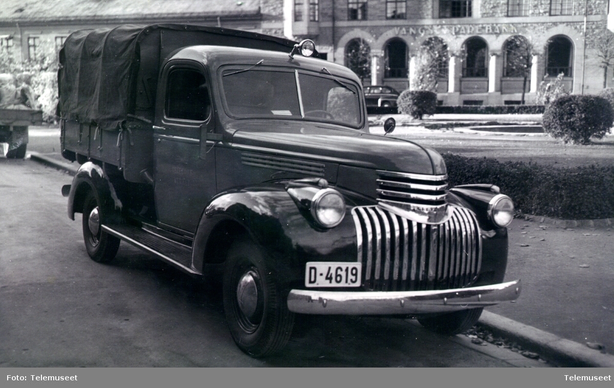 Chevrolet lastebil med presenning over planet, D-4619 brukt av kabelgjengen i Hamar, okt. 1947