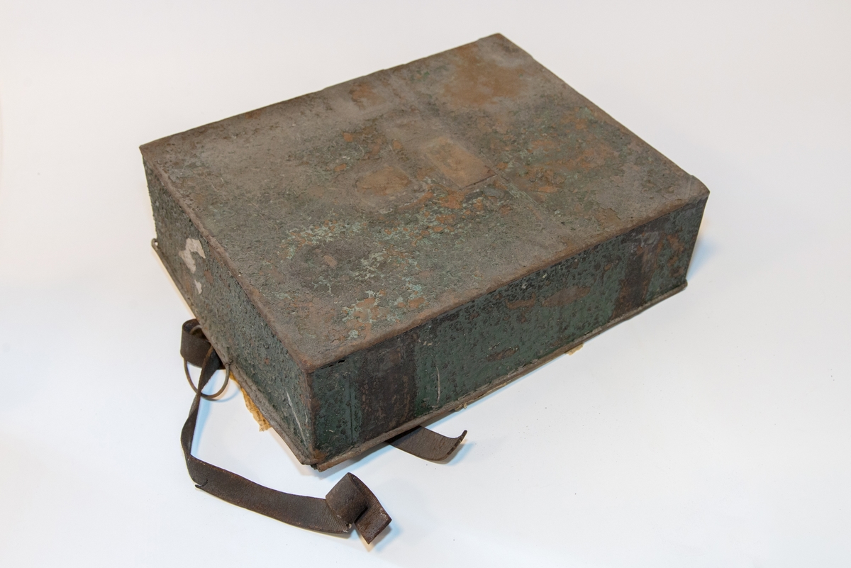 Gruppering med fotokamera i oppbevaringskasse, separat metall-lokk, stereolinse, lause delar som negativplate, mattskive, blendarsett og diverse smådelar.