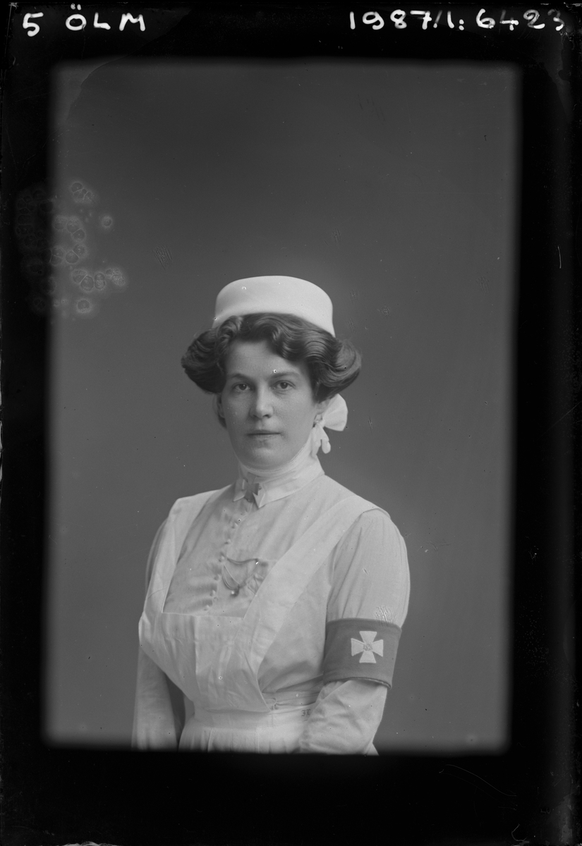Porträtt från fotografen Maria Teschs ateljé i Linköping. 1913.
Beställare: Ingeborg Löfgren.