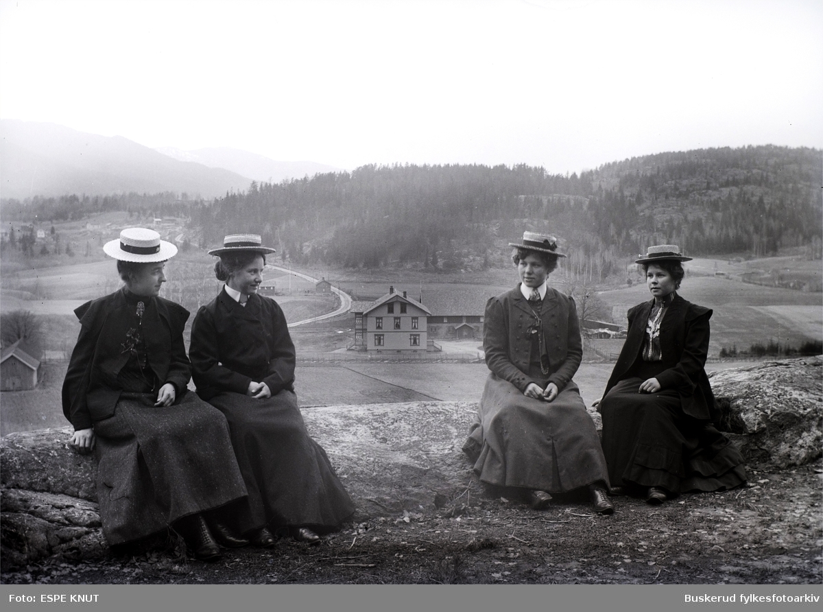 gruppe med fire kvinner i et landskap