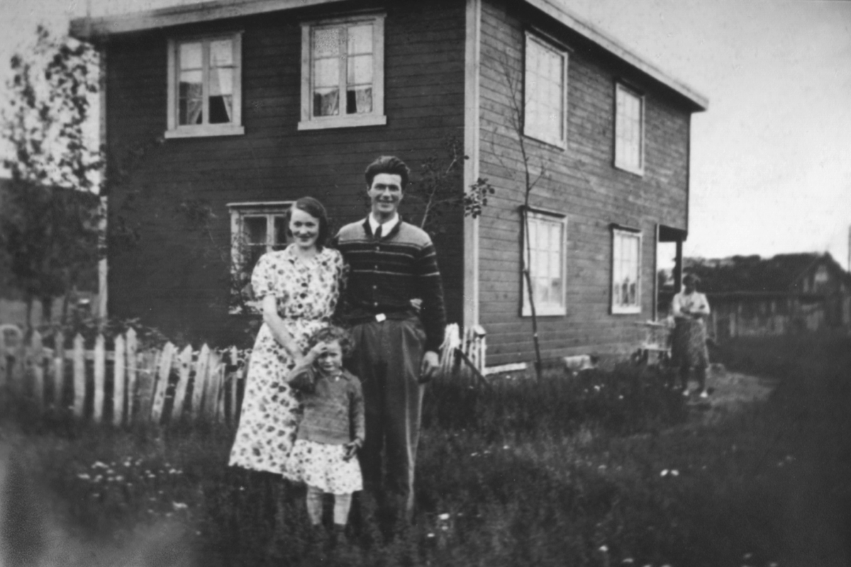 Helga Johnsen (født Kokko?), Emanuel Johnsen, Eldbjørg Johnsen. Bildet er tatt utenfor "bunkgalowen" på Birkeflaten, Masjok 1939. Huset Ble bygd 1939 og brent av tyskerne 1944.