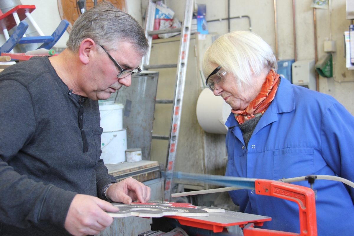 Kunstner Turi Gramstad Oliver besøker Furnes Jernstøperi AS for å se og godkjenne støpemodellen til kumlokk bestilt av Sandnes kommune.