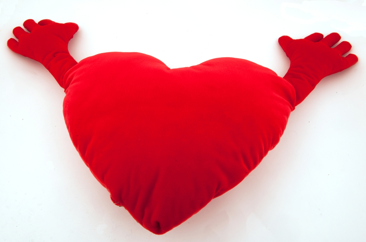 Rød hjerteformet pute med 2 armer