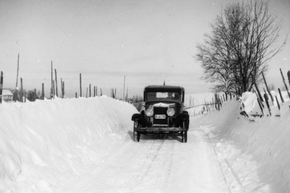 Vegen Korsgård-Østby ved Galgum, Stange, personbil D-4178 Chevrolet årsmodell 1929-30. , vinter, veg, brøytekanter.