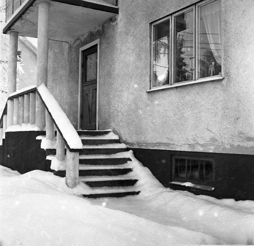 Kättilstorp 8 Januari 1968 före VA-arbeten. Arthur Sandahls trappa och fönster.