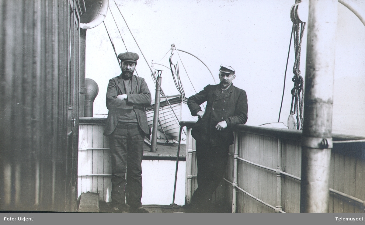 Heftyes reise til Svalbard. 
Skipet Folsjø. Førstestyrmann Walther og islosen  28.07 1911.