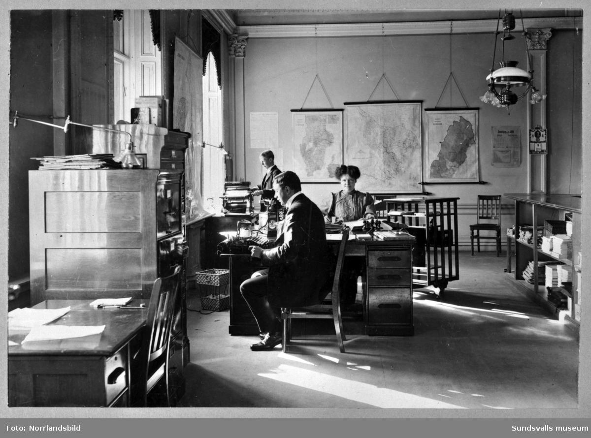 Kontorsinteriör från Nyhamns fabrik cirka 1910. Reproduktion ur SCA:s bildarkiv. Foto: Ateljé Waagsböe, Sundsvall. På bilden ses kamrer J. Moberg, Carl Gustafsson och fru Gaebel.