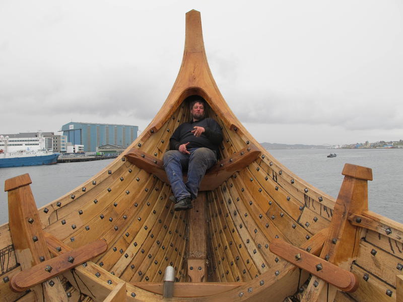 Selv båtbygger Einar Borgfjord blir liten i denne båten. (Foto/Photo)