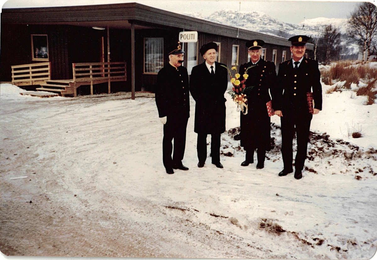 3 polititjeneste menn utenfor politistasjonen ved Åsane, en ikledd en eldre politiuniform fra tidlig 1900-tallet.
