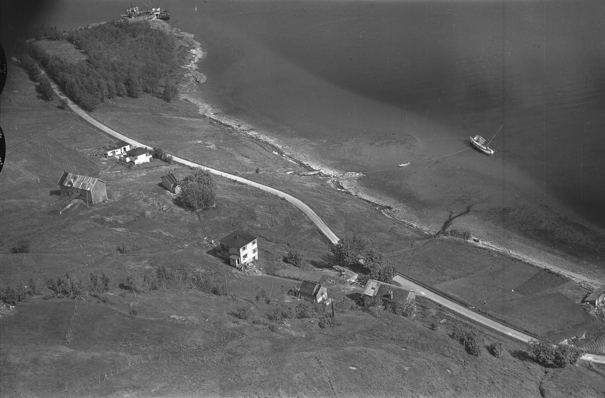 Flyfoto: Skøelv, Smørsgård i Sørreisa 1956