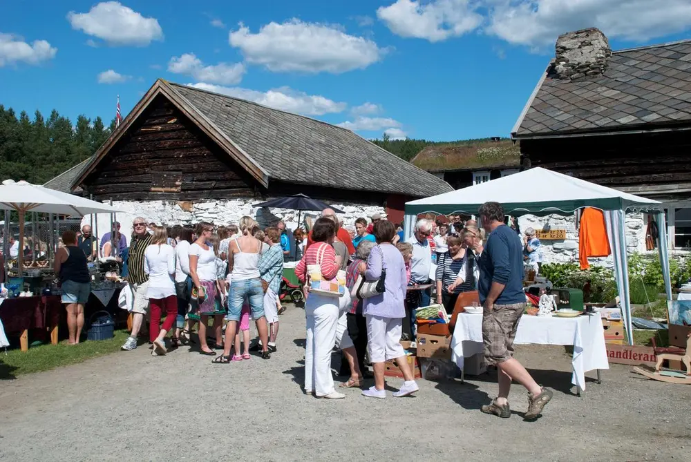 markedsdag dølmotunet masse folk