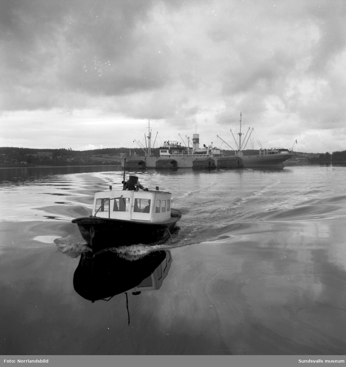 Båtar, besättningsmän och lastning vid Tunadals sågverk.