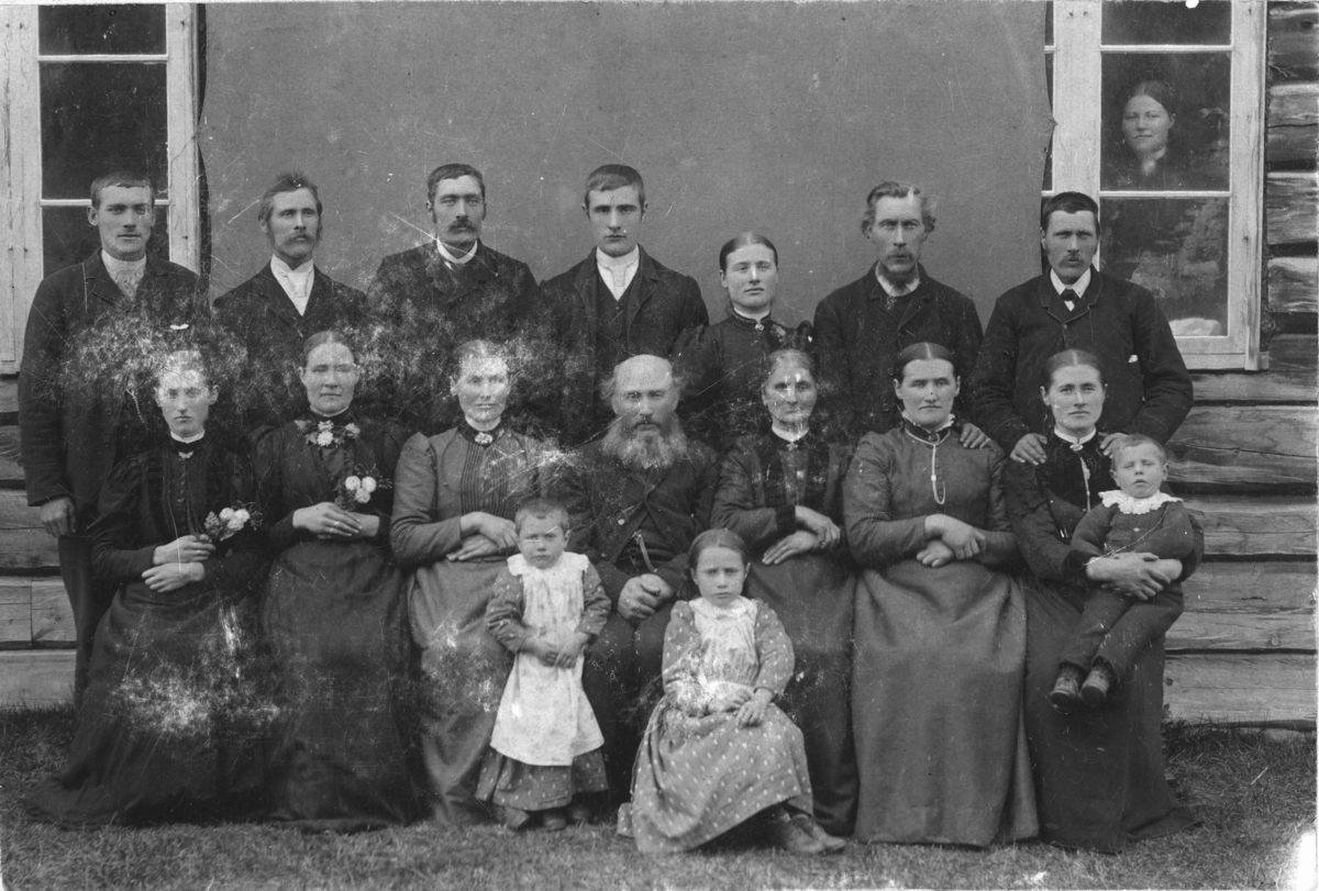 Familiegruppe fotografert på Helberg i Sørdalen, Bardu 1898