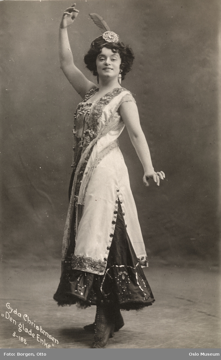 portrett, kvinne, skuespillerinne, rollebilde, Hanna Glawari i "Den glade enke" på Nationaltheatret, dansende helfigur, kostyme