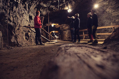 På omvisningsrunden i Gammelgruva stopper vi opp og forklarer om driftsmetoder i gruva gjennom 333 år med gruvedrift. Foto/Photo