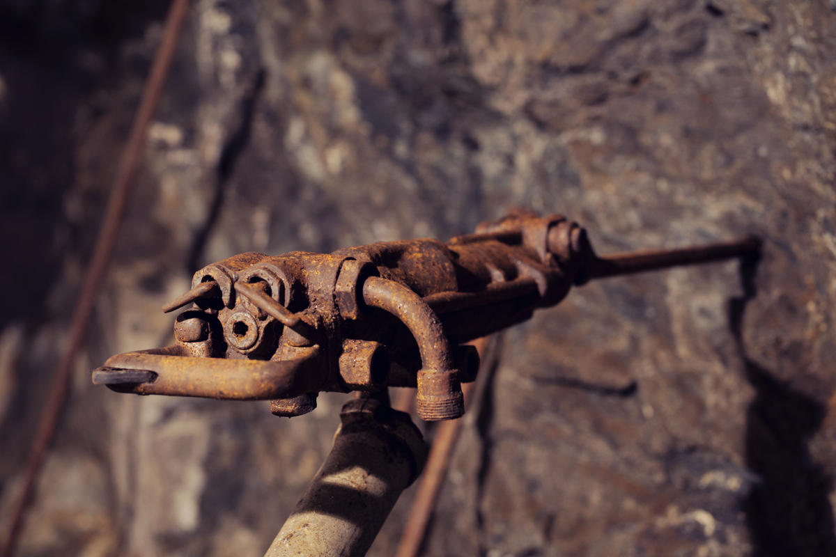 På 1900 tallet kom det luftdrevne boremaskiner som gjorde jobben til bergmannen enklere. På turen i Gammelgruva står en del av de som var i bruk i driftstiden utstilt.