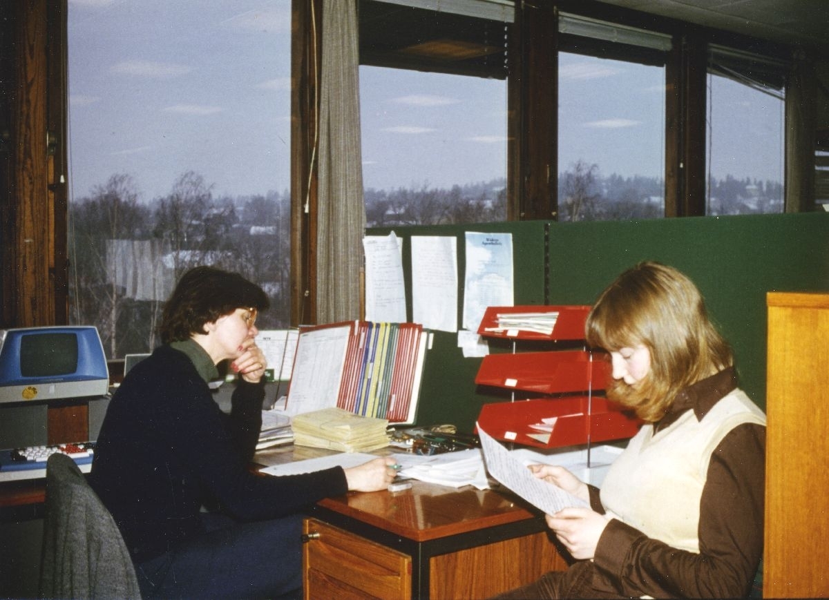 Landskap. Oslo.  To personer ved et skrivebord gjennomgår dagens post. Widerøes Flyveselskap AS hadde sitt hovedkontor i Mustads vei i flere år.