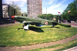 Landskap. Et militært jagerfly oppstilt på et utstillingsomr