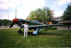 Landskap. Et militært jagerfly av typen Yakolev Yak-9P oppst