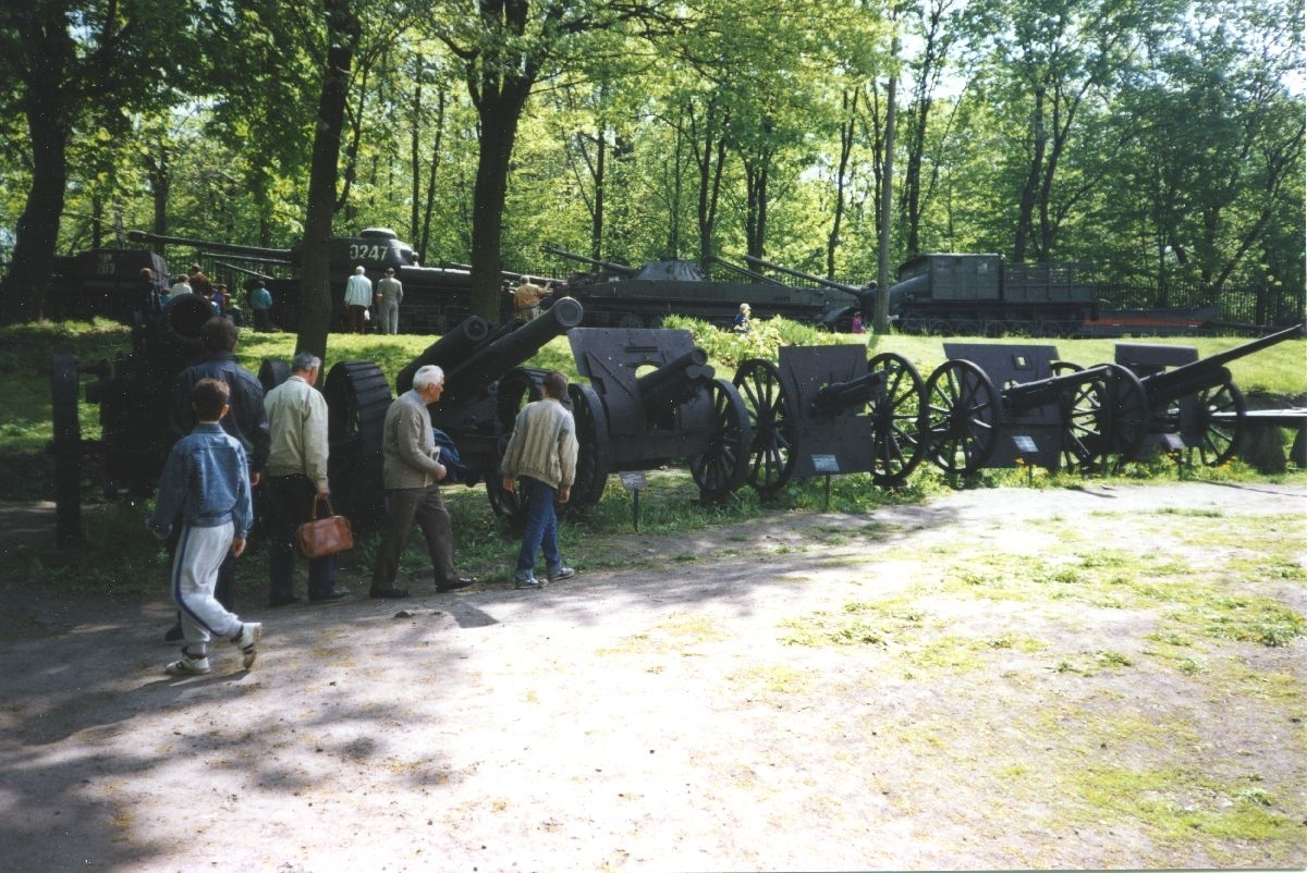 Flere kanoner oppstilt på rekke, og noen stridsvogner parkert i bakgrunnen.