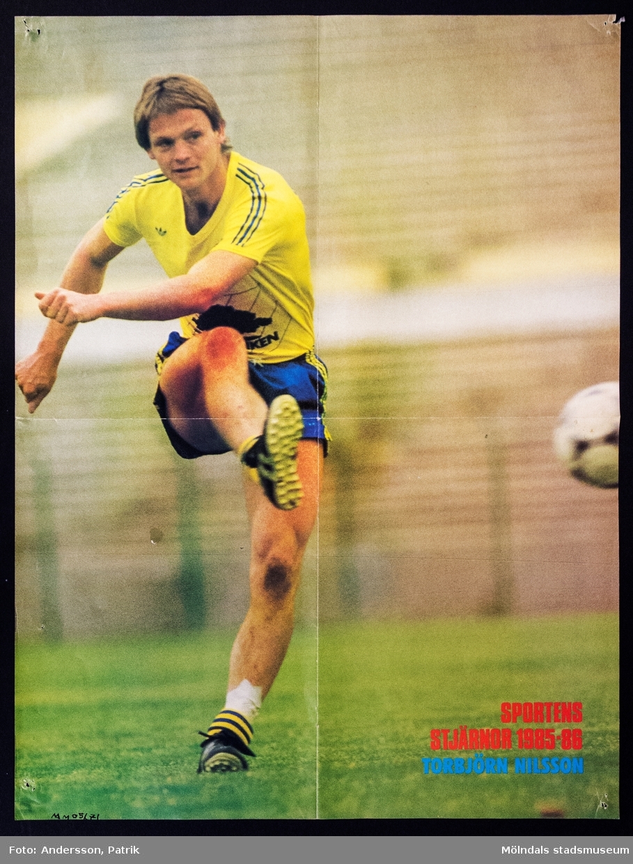 Poster från boken "Sportens stjärnor 1985-86 Ett samlingsalbum med sportens stjärnor i närbild", årgång 4, cirkapris 39,50 kr. 

Postern är dubbelsidig. 
På ena sidan av postern finns: Torbjörn Nilsson, var en lysande fotbollsspelare uner 1980-talet. Han började sin karriär i IFK Göteborg, där han än idag bär titeln som lagets bästa målskytt genom tiderna. Han lyckades också ganska bra i de europeiska cuperna: UEFA-cupseger 1982 och semifinalplats i Europacupen 1986. Torbjörn Nilsson räknas som en av Sveriges bästa fotbollsspelare genom tiderna. 

På andra sidan av postern finns: Patrik Sjöberg, var höjdhoppare som 1987 satte det svenska och europeiska rekordet i höjdhopp på 2,42 meter, vilket idag gör honom till världens tredje bäste höjdhoppare genom tiderna. Han är också den ende höjdhoppare som tagit olympisk medalj i tre olympiska spel: 1984, 1988 och 1992.